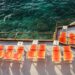 Chaises orange et blanches alignees et vides sur un quai a Marseille