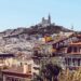 Vue aerienne des toits de Marseille descendant vers la Mediterranee
